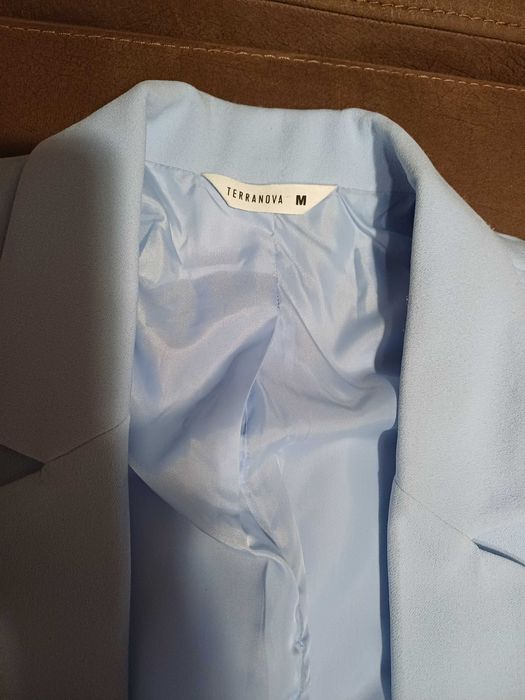 Спешно продавам  костюм, два пъти е носен. Отлично състояние.