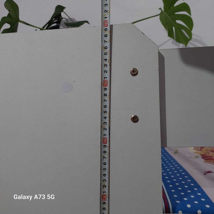 Bollalar uchun kravat va stol va stul