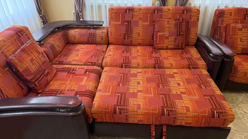 Продам угловой диван с креслом