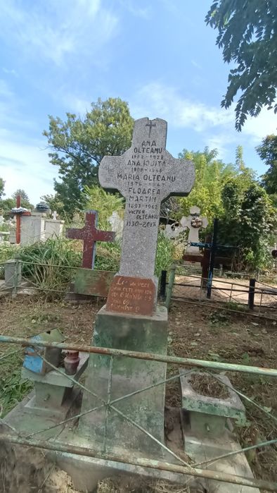 Vând loc de veci.