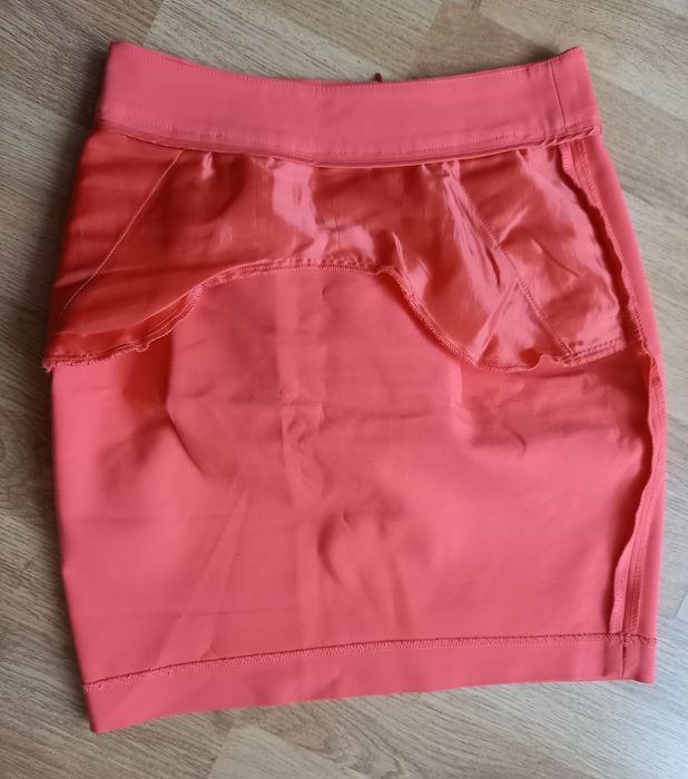 Fusta Zara model conic cu buzunare