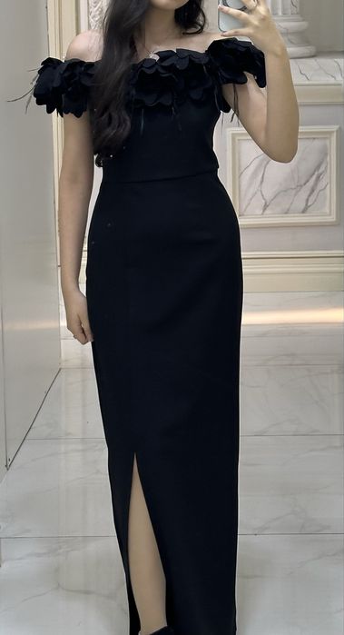 Черное платье с откыртыми плечами