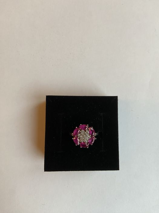 Inel din argint in forma de floare cu pietre albe si rosii