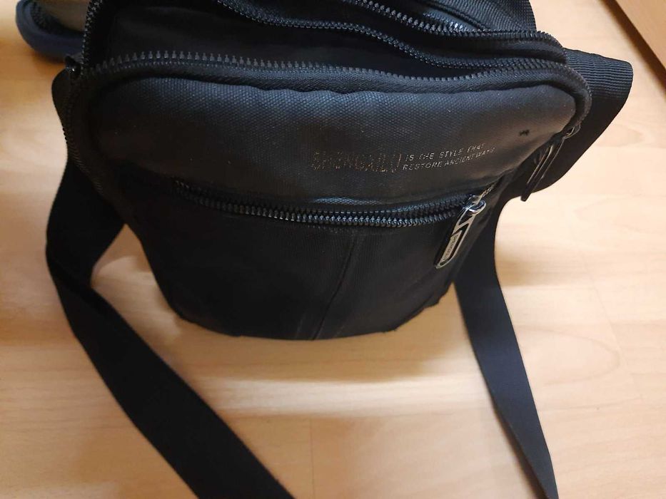 Мъжка черна стилна чантичка с множество отделения, ципове и презрамка