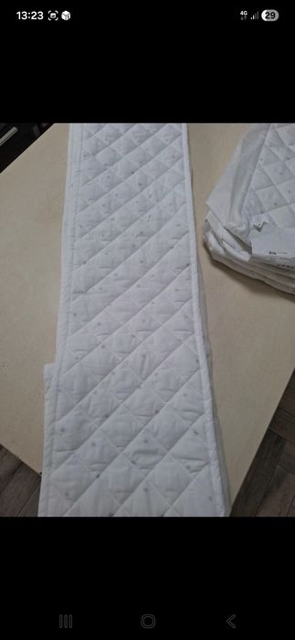 Cearceaf cu apărători la pătuț..