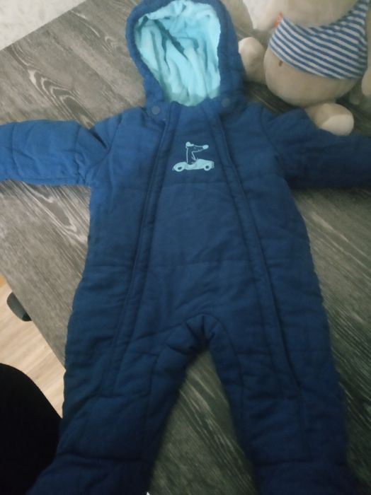 Комбинезон на 3-9 месяцев.