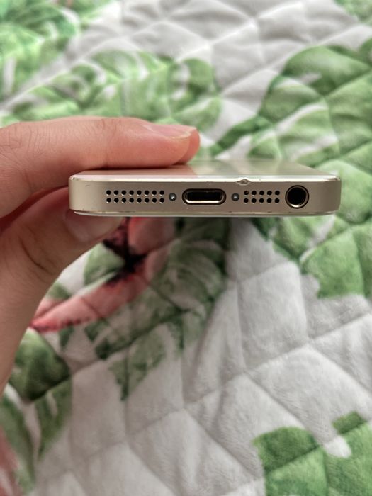 Продам айфон 5s.