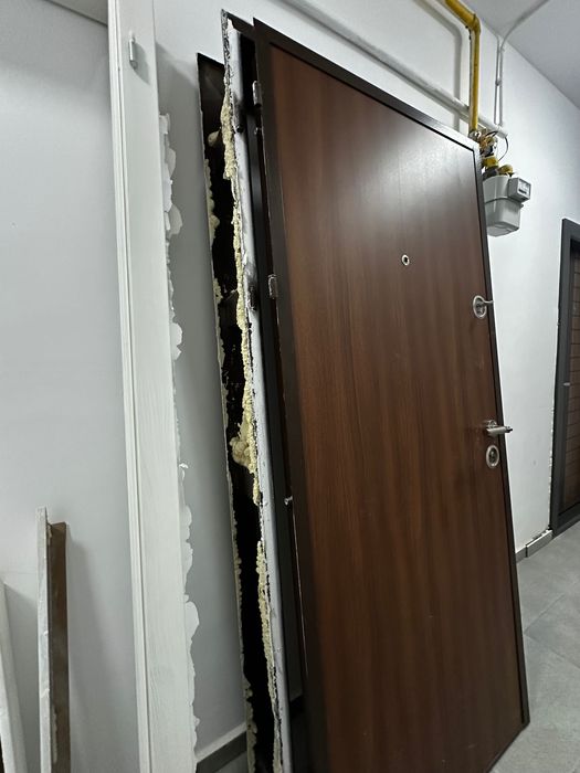 Vând ușa intrare apartament și set 3 uși interior