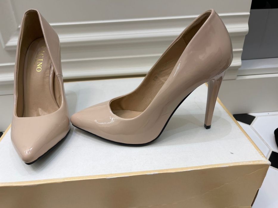 Пара женской обуви