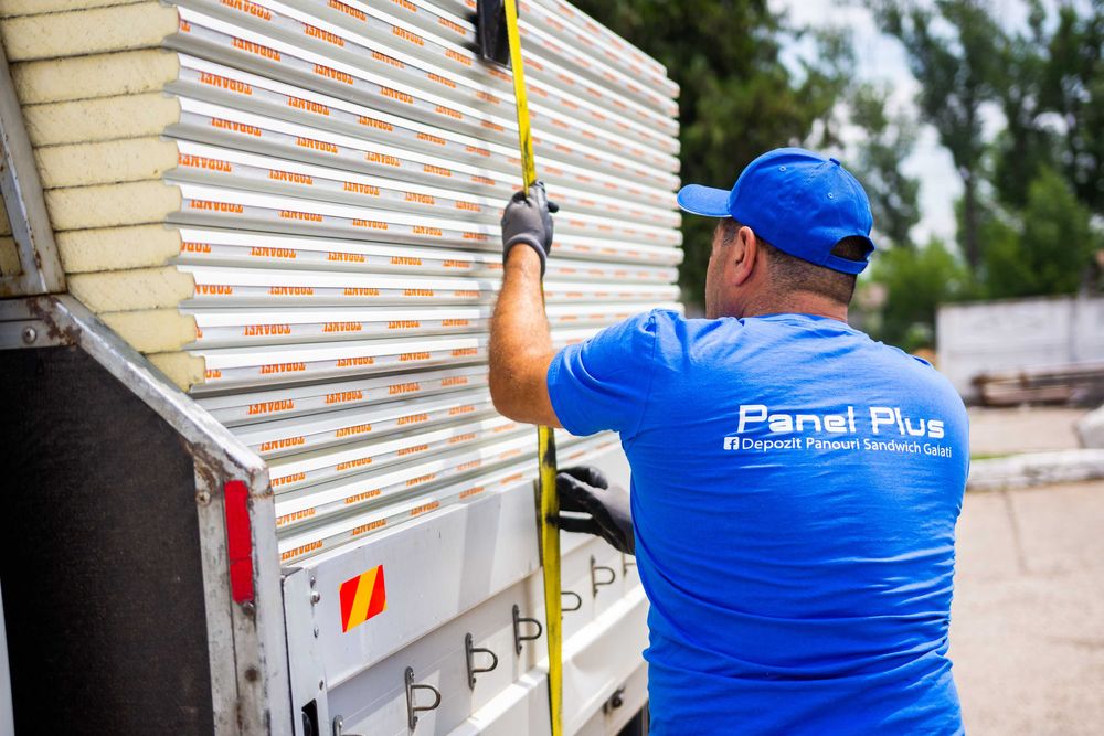 Panouri sandwich pentru perete sau acoperis stoc mare, livrare in tara