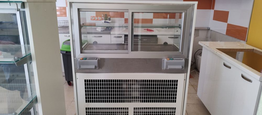 Хладилна витрина