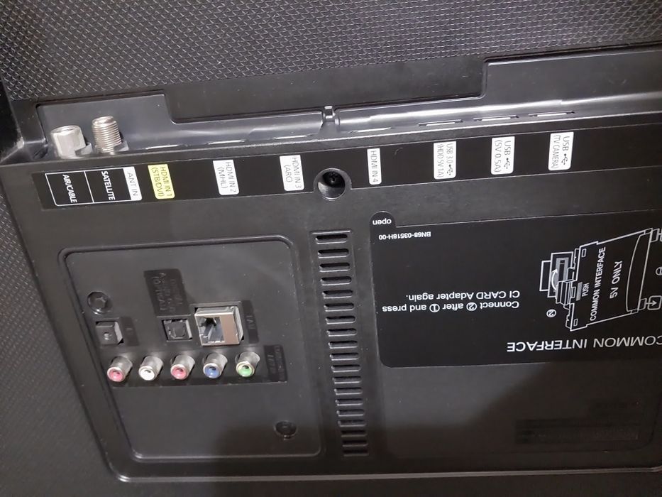 Большой 4К смарт телевизор Samsung 140см.