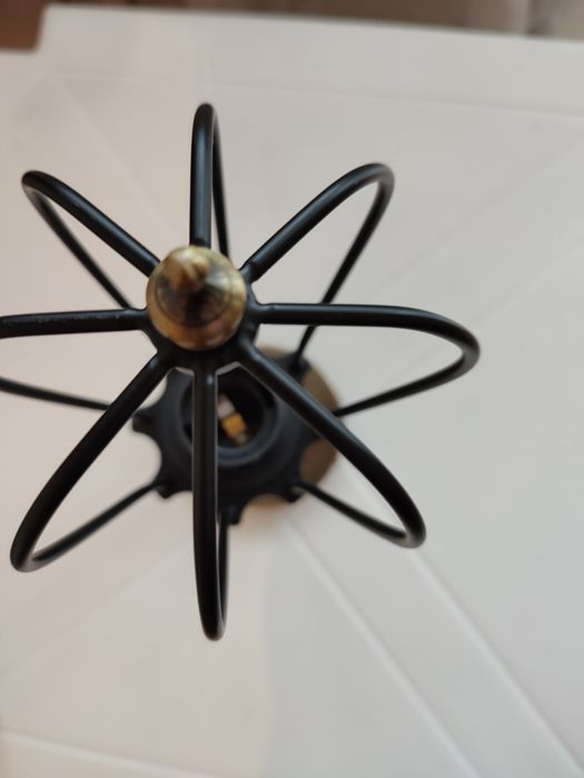 Aplica perete cât și tavan lustre