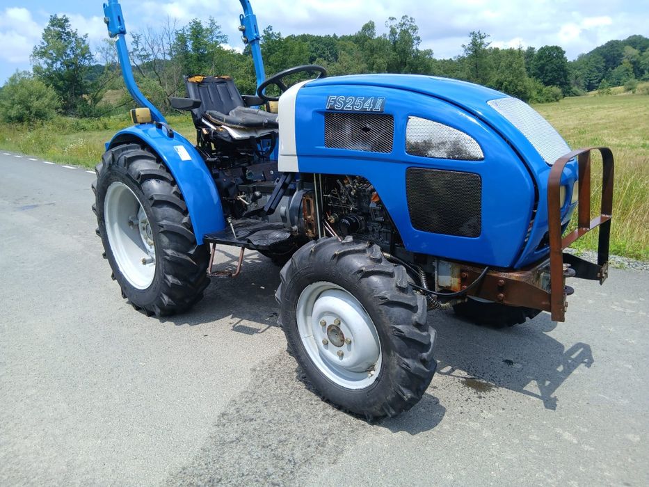 Tractor Mahindra 4x4 25 cp în 3 cilindri recent adus (Fiat)