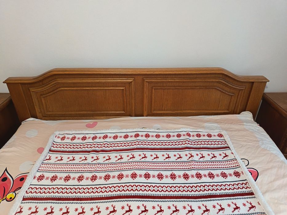 Dulap și pat lemn  masiv cu două noptiere in stare foarte buna