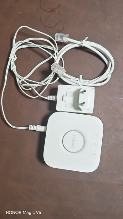 Philips Hue Bridge v2 (Hub inteligent iluminat + Cablu Ethernet și Alimentator)