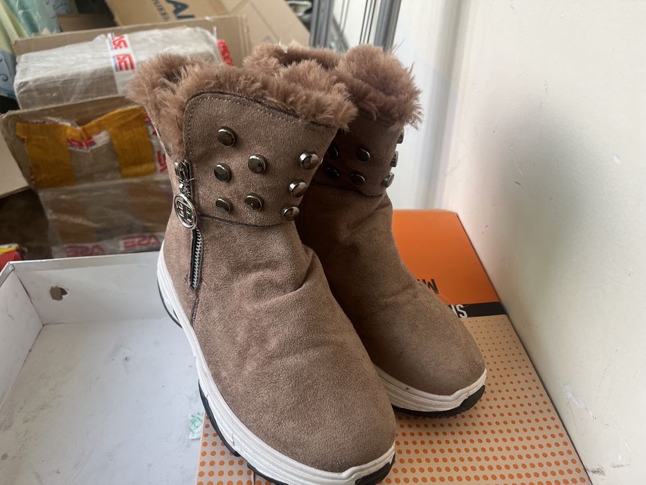 Женские кроссовки бу продам
