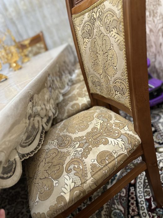 Стол стул сотилади мехмонхонага