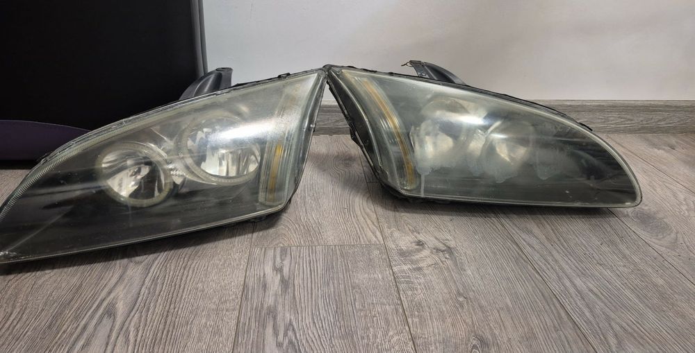 Vând faruri  de ford focus 2