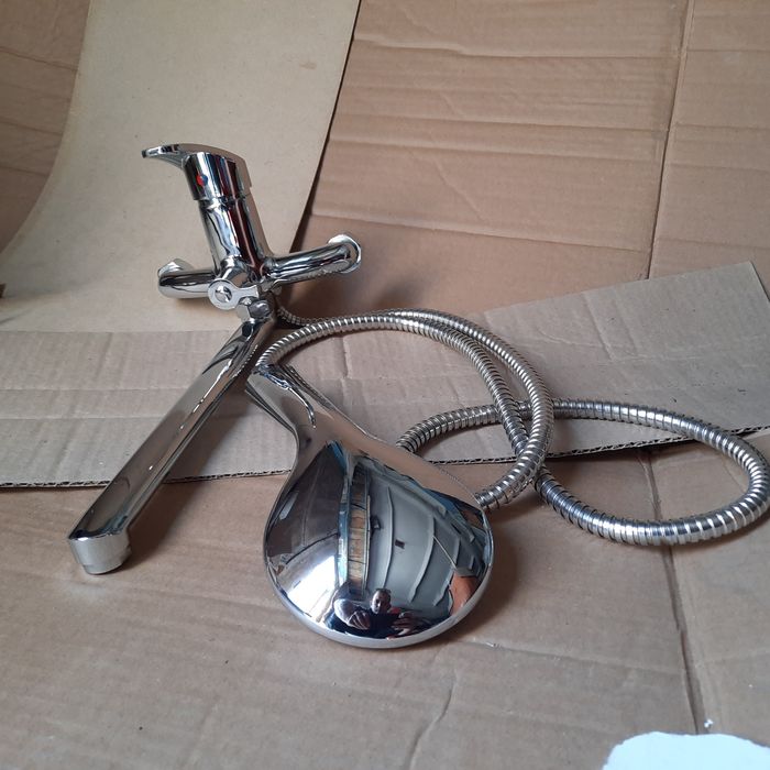 Продам смеситель в ванну новый