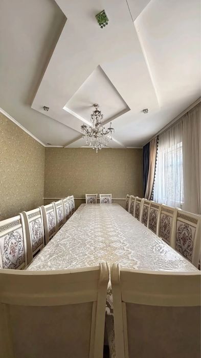 Стол и стулья для зал