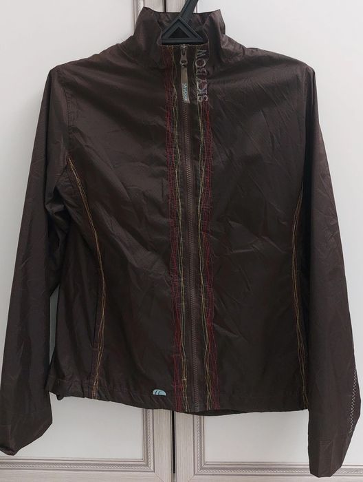 коричневая ветровка