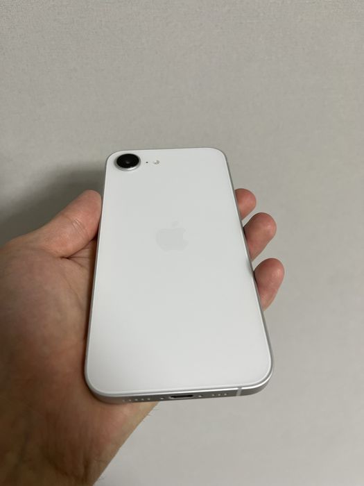 Белый iPhone 16e 128 GB