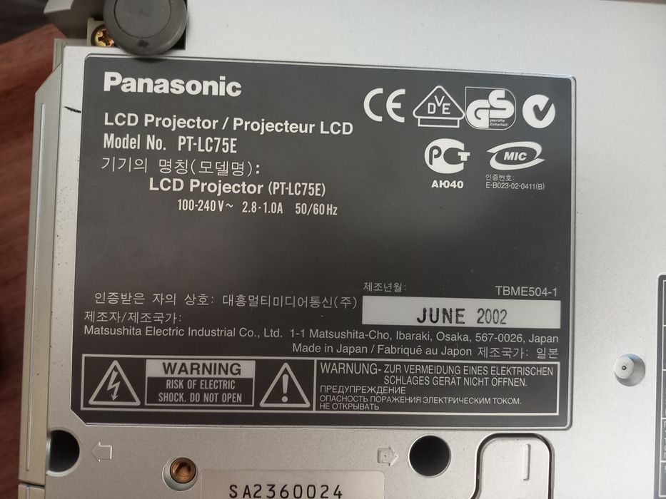 Продаются стационарные телефоны, проектор.