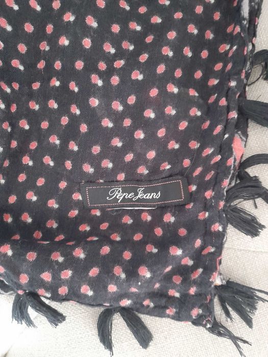 Esarfa Pepe Jeans cu 2 fete,50 lei, deosebita