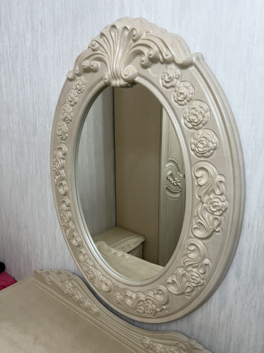 Продается комод, зеркало и тумбочки