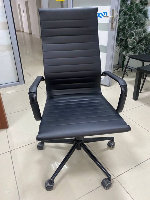 Офисные стулья и телевизор БУ