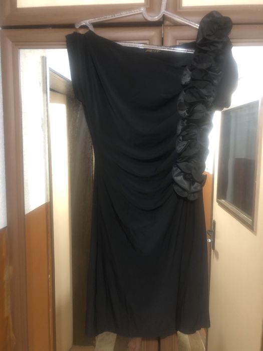 Черна елегантна рокля