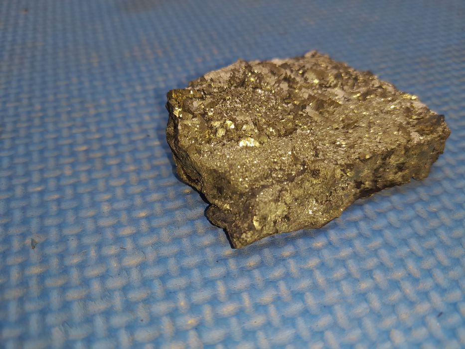 Komirdan chiqan tilla tosh