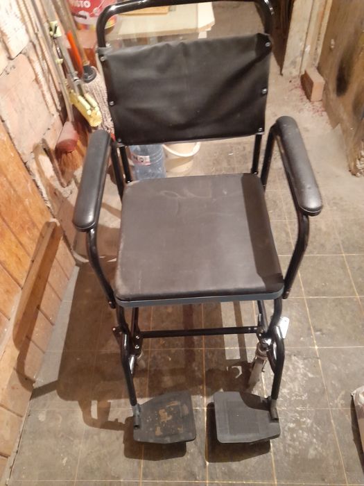 Толетен стол в добро състояние.