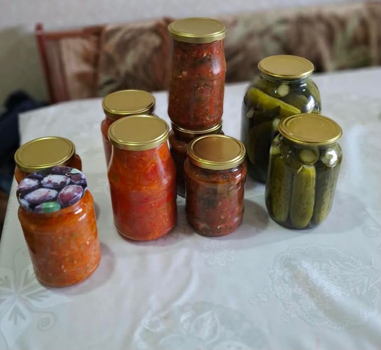 Салаты зимние, лечо, икра, огурцы маринованые