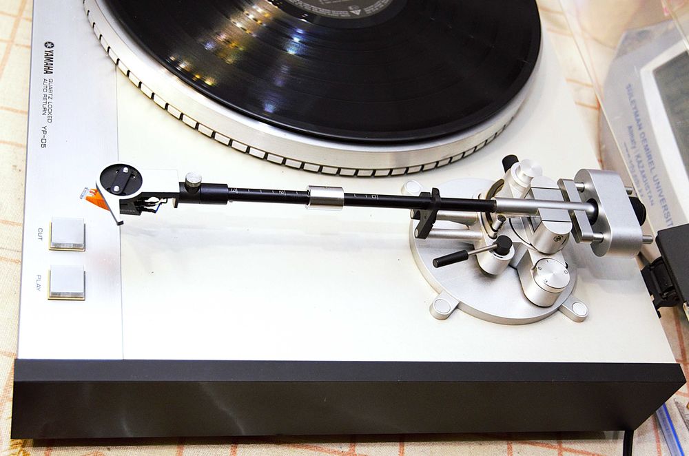 Проигрыватель виниловых дисков Yamaha YP-D5
