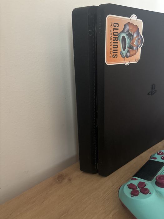 Ps4 slim cu doua manete functionale