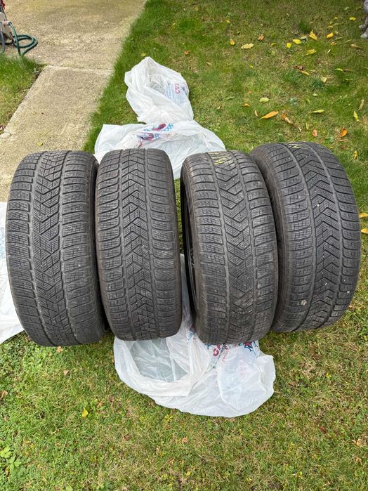 Roti iarna Pirelli Scorpion pentru Land Rover