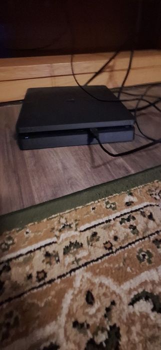 PlayStation 4 и 2 джойстика