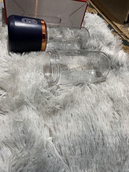 Чисто нов блендер идва с 2 чашки