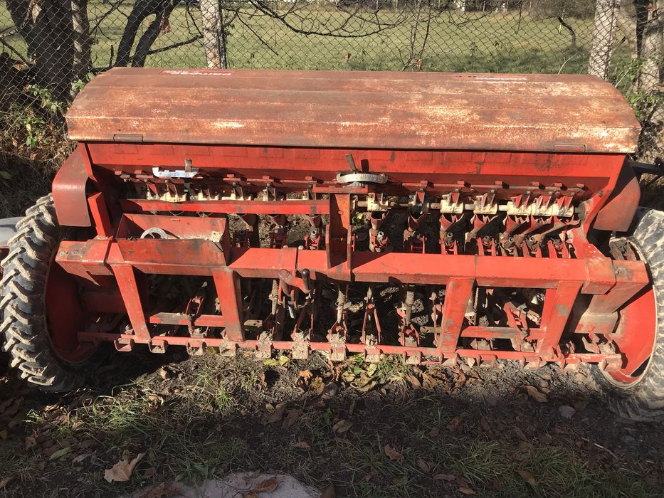 Vând sămănătoare  grau  lucernă