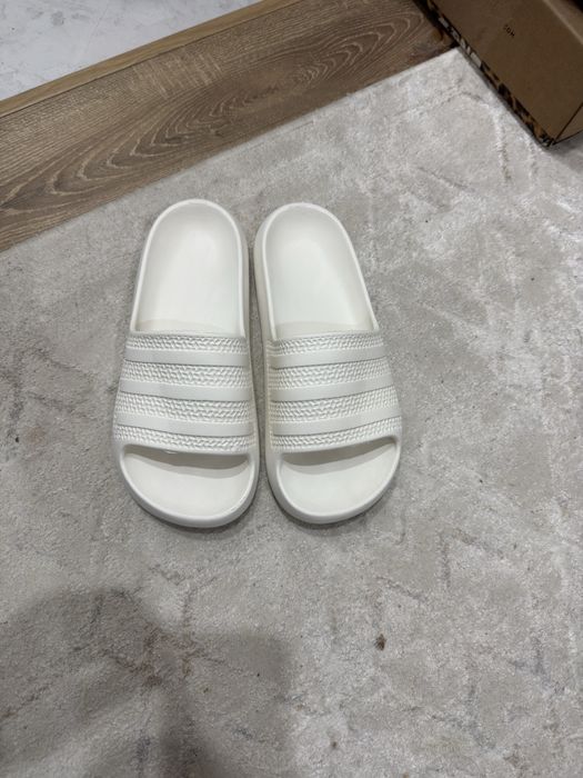Шлёпанцы adidas….