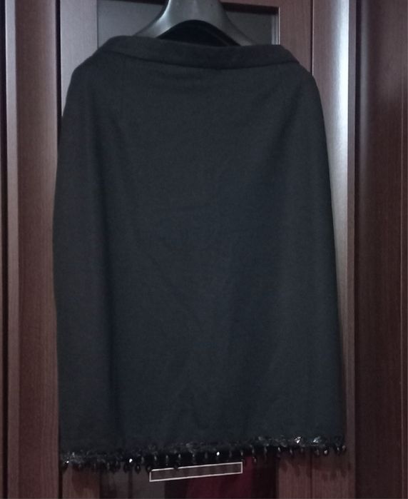 Fusta neagra, elegantă., cu șir de margele la tiv.