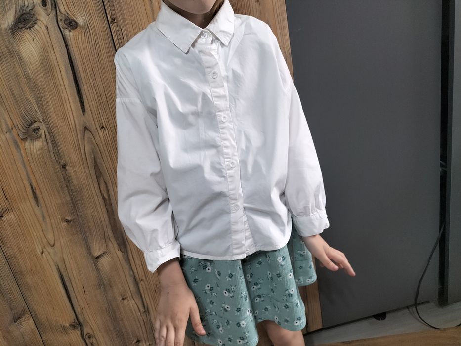 Продам 2 школьные рубашки и туфли на девочку