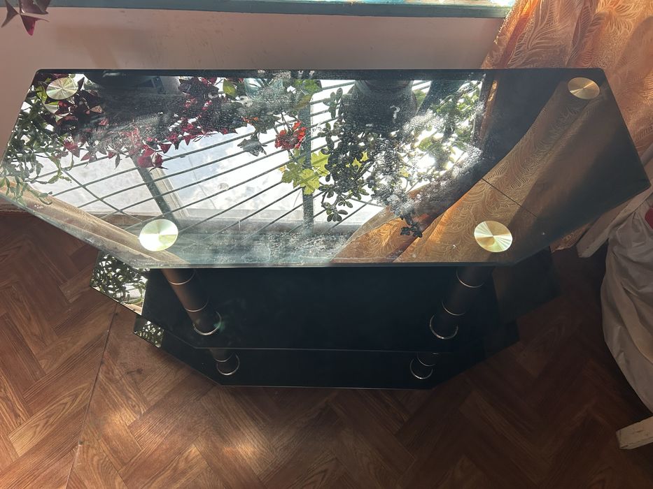 Стеклянная подставка под телевизор