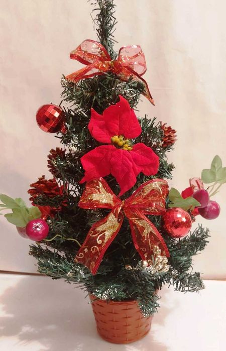 Bradut artificial 50 cm impodobit cu decoratiuni rosii - Nou!