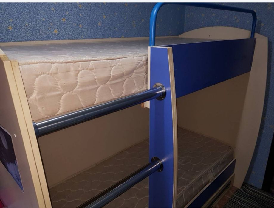 Двухэтажный кроват
