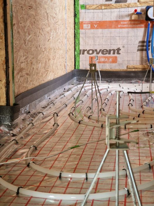 Executam sape fluide de ipsos peste încălzire în pardoseala