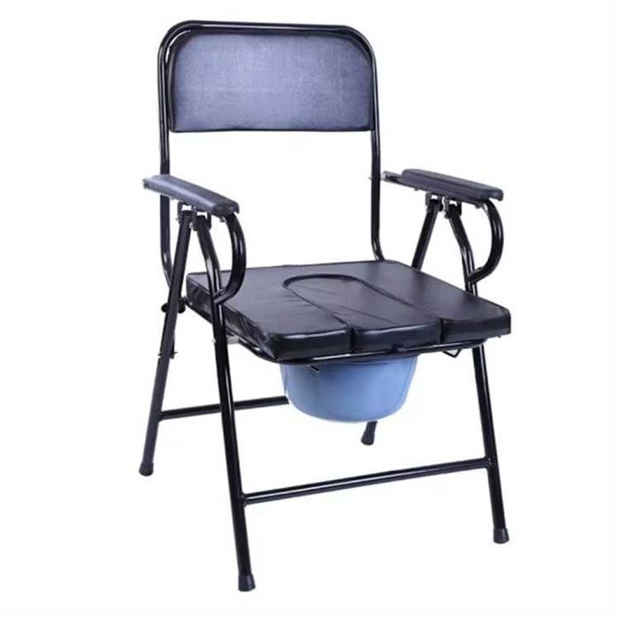 Стул для инвалидов со встроенным горшком, черного цвета.