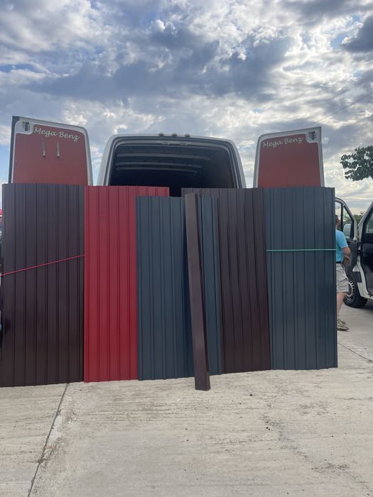 Tablă cutată metalică, rezistentă și durabilă. Perfectă pentru garduri și construcț
